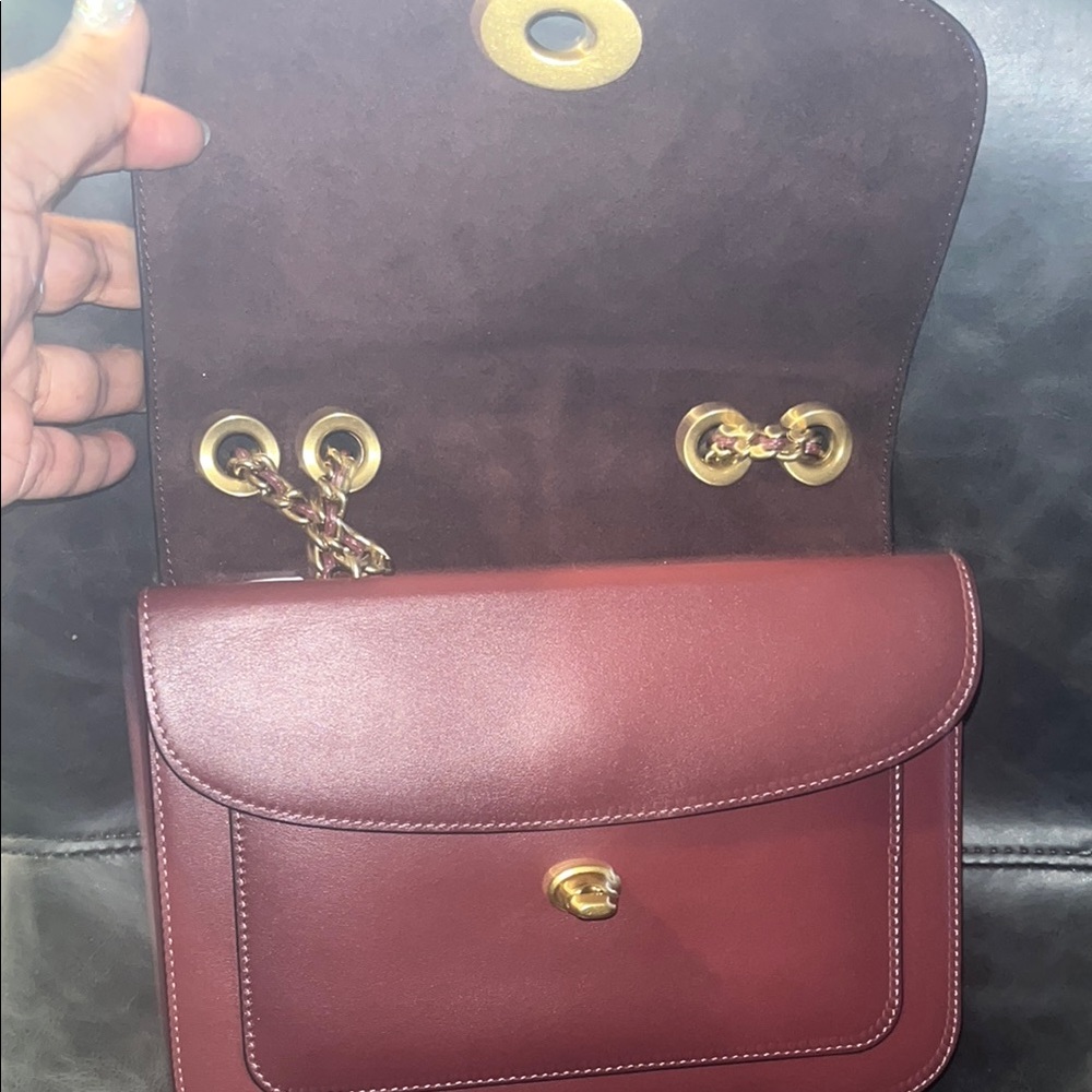 Coach Madison shoulder nah Elegant Burgundy Shoulder Bag with Gold Accents - Picture 5 of 14